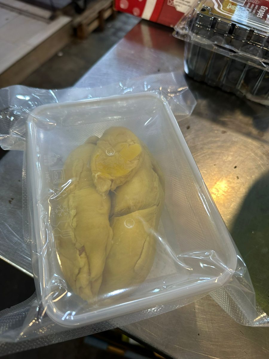 Durian pulp vacuum-packed in a sealed tray